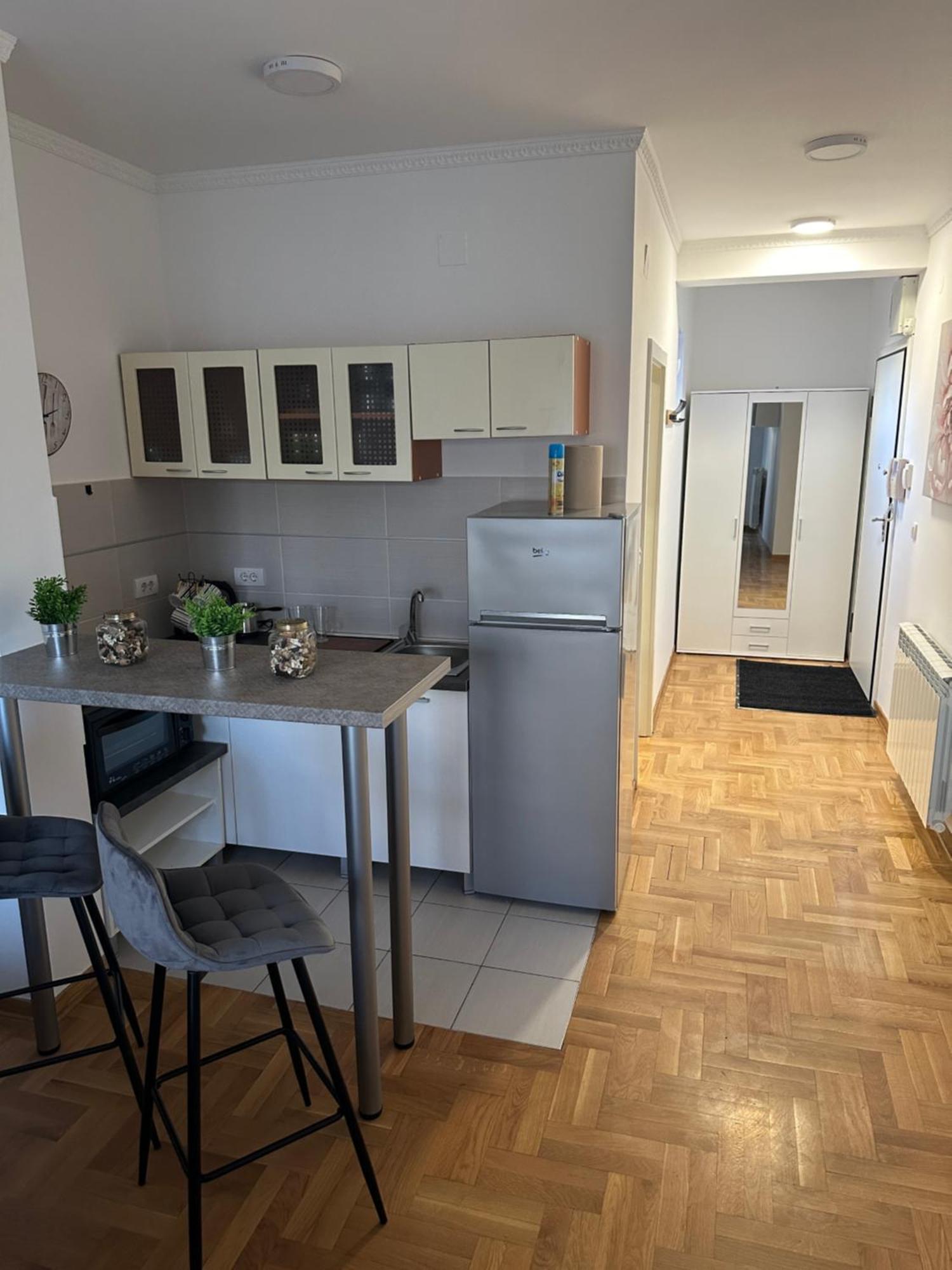 Xenija Apartment *